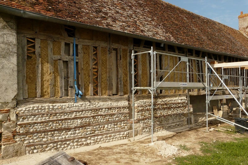 Terre étalée sur tout le coté de la maison
